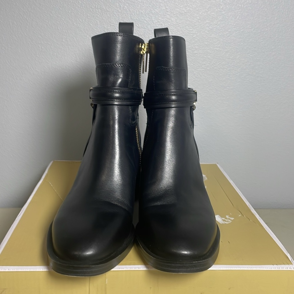 MICHAEL KORS OUTLET
Mindy Leather Ankle Boot
Women’s size 8.5 M - Picture 4 of 8